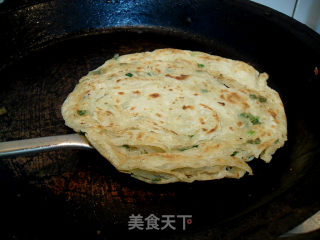简单易做的——酥松葱花油饼（附烫面的详细做法）的做法步骤：25
