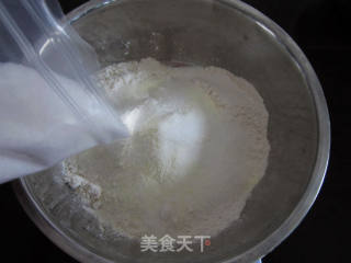 想吃PIZZA？家庭版懒人自制——青椒培根PIZZA的做法步骤：4