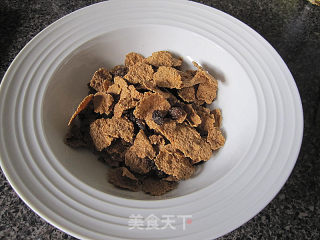 我的健康早餐~~牛奶香蕉全谷糠麸的做法步骤：3