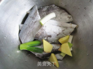 红烧带鱼的做法步骤：1
