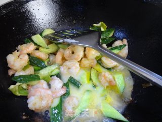 翠玉虾球的做法步骤：8