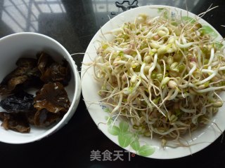 黑木耳炒豆芽的做法步骤：1