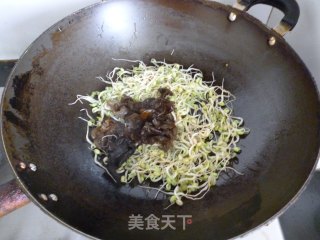 黑木耳炒豆芽的做法步骤：3