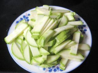 西葫芦炒烤鸭肉的做法步骤：2
