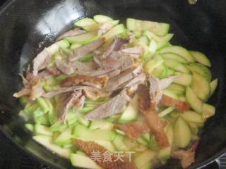 西葫芦炒烤鸭肉的做法步骤：4