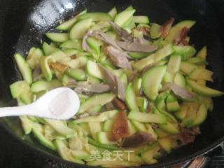 西葫芦炒烤鸭肉的做法步骤：5