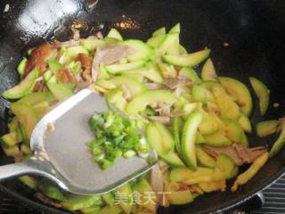 西葫芦炒烤鸭肉的做法步骤：6