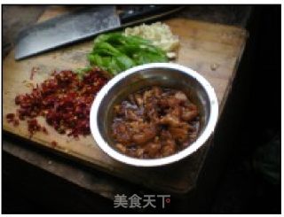 香菇炒肉的做法步骤：3