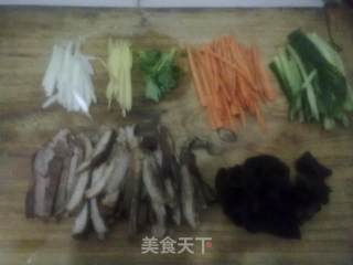 鱼香肉丝的做法步骤：1