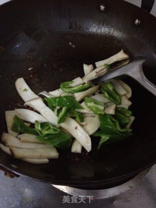 青椒杏鲍菇炒肉片的做法步骤：7