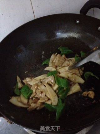 青椒杏鲍菇炒肉片的做法步骤：8