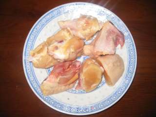 香菇炖鸡翅的做法步骤：1