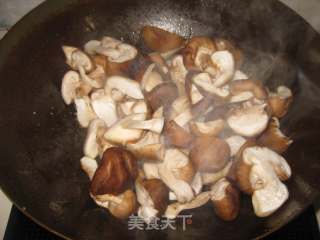 香菇炖鸡翅的做法步骤：5
