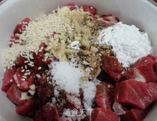 孜然黑椒牙签牛肉的做法步骤：3