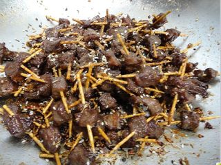 孜然黑椒牙签牛肉的做法步骤：12