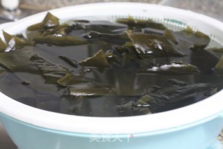海带筒骨汤的做法步骤：1