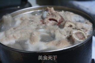 海带筒骨汤的做法步骤：2