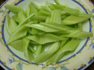 芹菜炒肉片的做法步骤：1