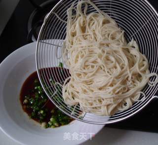 葱油拌面的做法步骤：7
