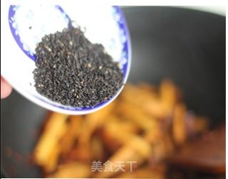 绝对让嗜肉一族也爱上的下酒小素菜——麻香干煸豆干的做法步骤：5