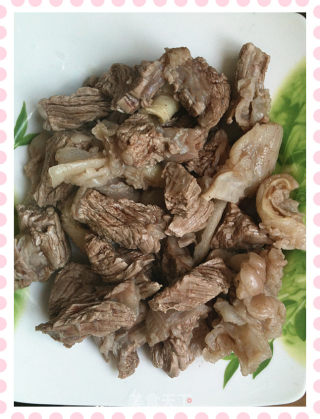 红酒炖牛肉的做法步骤：1