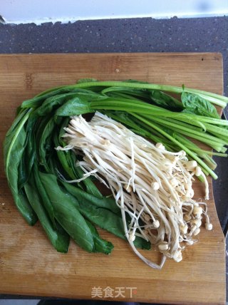 凉拌菠菜金针菇的做法步骤：1