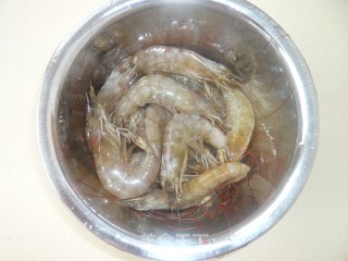 糖醋虾的做法步骤：1