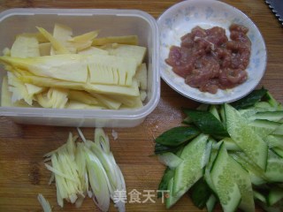 春笋黄瓜炒肉的做法步骤：3