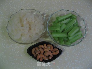 腰果雪耳西芹的做法步骤：1
