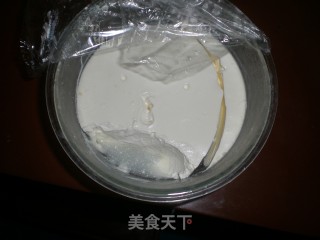 巧克力围边双莓蛋糕的做法步骤：1
