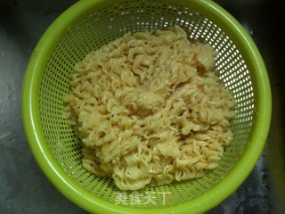 三丝炒公仔面的做法步骤：3