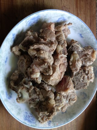 茶树菇龙骨汤的做法步骤：2
