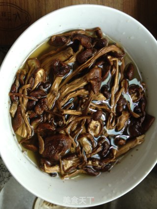 茶树菇龙骨汤的做法步骤：3
