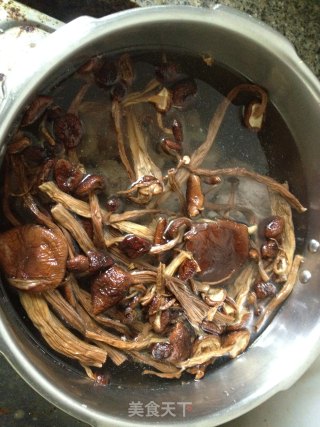 茶树菇龙骨汤的做法步骤：4