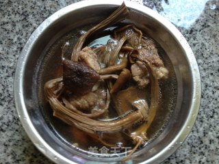 茶树菇龙骨汤的做法步骤：7