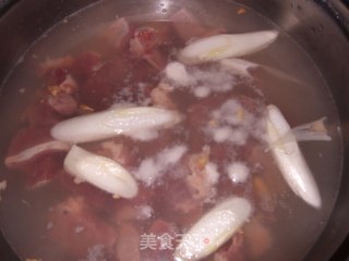 西红柿炖牛腩的做法步骤：2