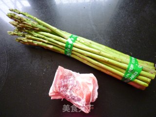 五花肉炒芦笋的做法步骤：1