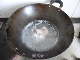 五花肉炒芦笋的做法步骤：2