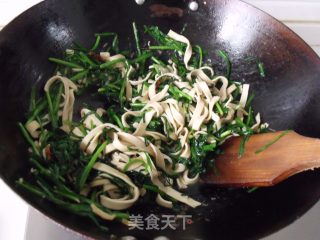 韭菜炒千张的做法步骤：3