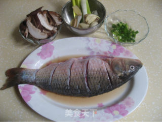 红烧鲤鱼的做法步骤：1