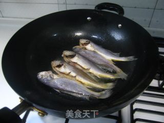 两招提升红烧小黄鱼的完整度和鲜美度--完整鲜美的红烧小黄鱼的做法步骤：5