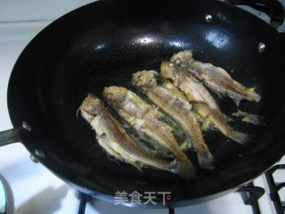 两招提升红烧小黄鱼的完整度和鲜美度--完整鲜美的红烧小黄鱼的做法步骤：6