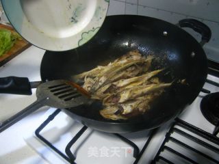 两招提升红烧小黄鱼的完整度和鲜美度--完整鲜美的红烧小黄鱼的做法步骤：9