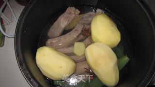 韩式排骨土豆酱汤的做法步骤：4