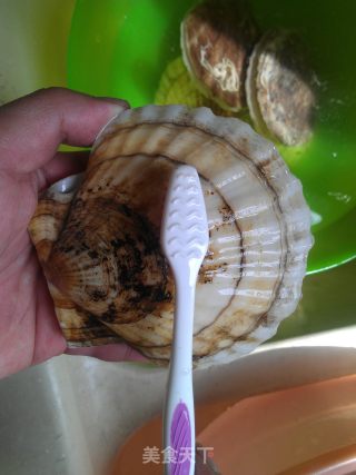 蒜蓉扇贝蒸粉丝的做法步骤：1