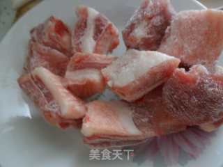 土豆排骨汤的做法步骤：1