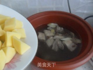土豆排骨汤的做法步骤：7