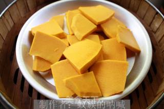 南瓜泥做的贝壳豆沙包子、南瓜鲜肉包、熊掌鲜肉包的做法步骤：2
