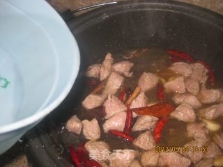 土豆烧牛肉的做法步骤：4