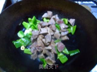 青椒炒鸡肝~~很家常的！的做法步骤：7